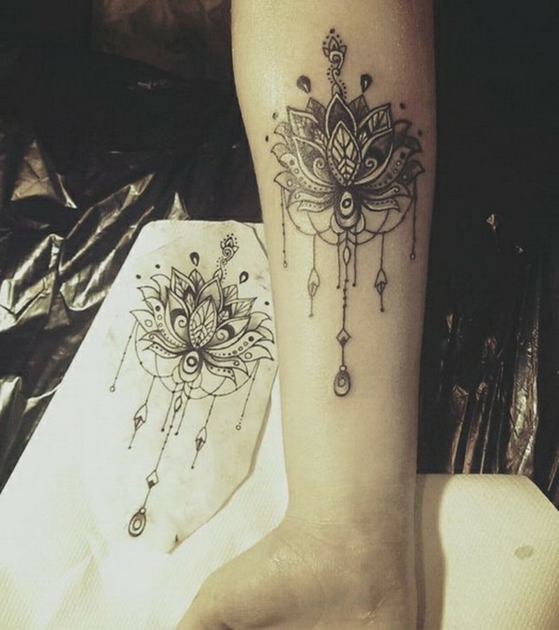 Lotus tatovering mandala underarm virkelig elegant