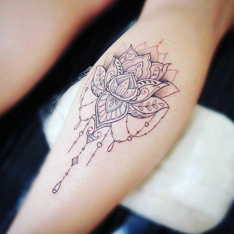 Tatoveringsidé lotusblomst elegant underarm