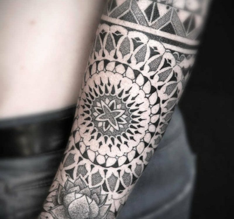 Mandala tatovering mann underarm