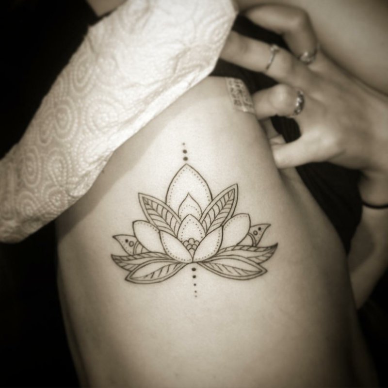 Lotus tatovering mandala idé for menn