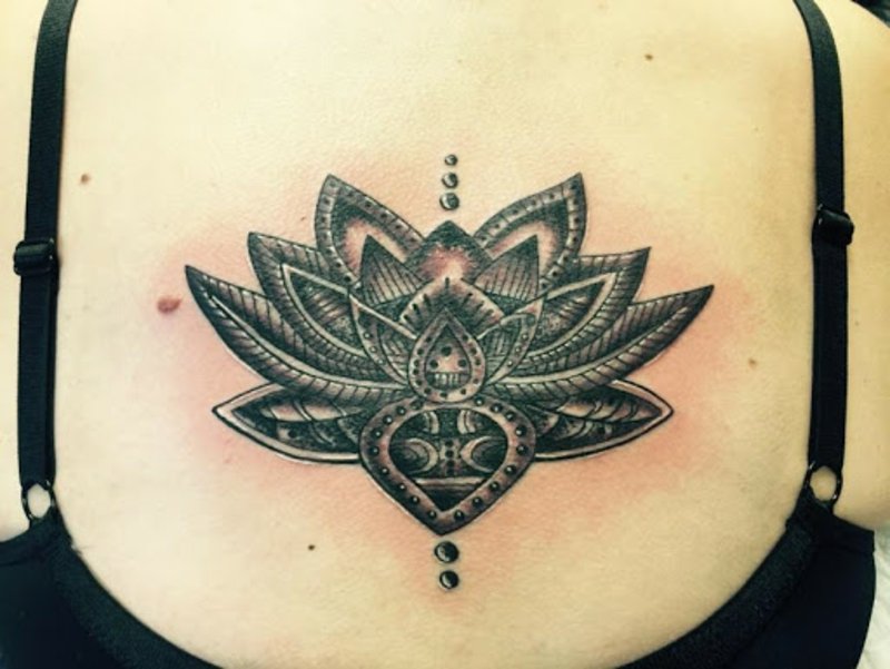 Tattoo lotus subtil