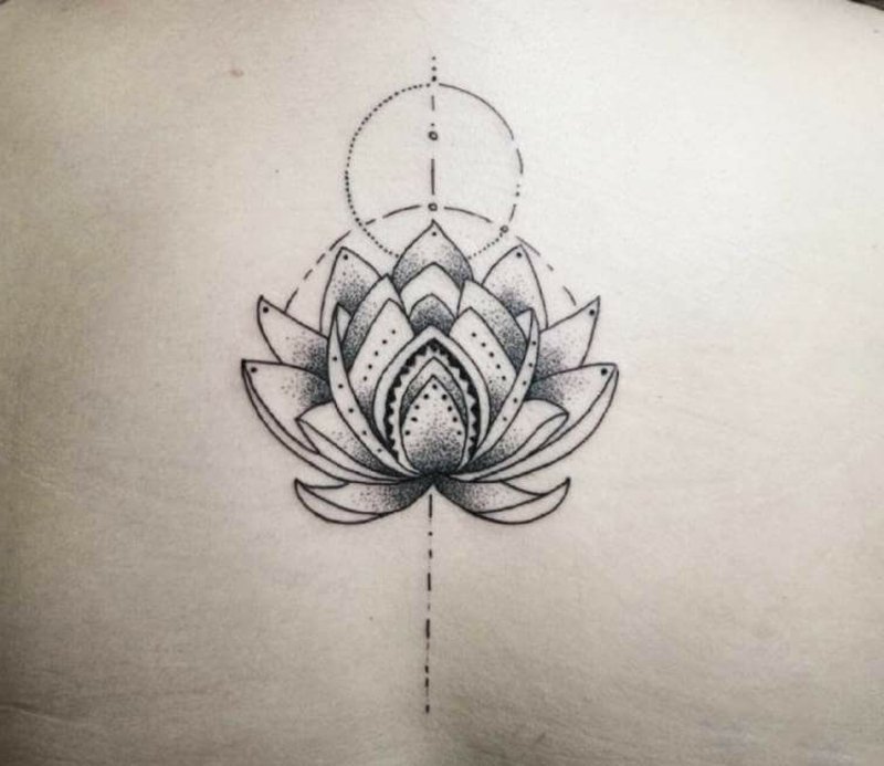 Lotus tatovering mandala symmetrisk stilig