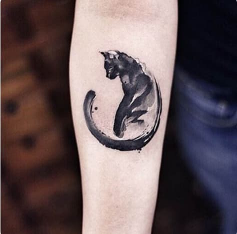 Paint Stroke Style Kedi Dövmesi Kedi ve köpek arasındaki asırlık tartışmada, kendinizi baştan sona bir kedi insanı olarak görüyorsanız, Çin'in Pekin kentindeki New Tattoo Studio'da yapılan bu suluboya tarzı kedi dövmesi, benzersiz ve sanatsal bir yoldur. en sevdiğin kedi arkadaşına destek göster.