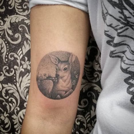 Baby Deer Dotwork InkHayvanları sevip Bambi hayranı olamazsın, değil mi? Bir yavru geyiğin bu etkileyici 