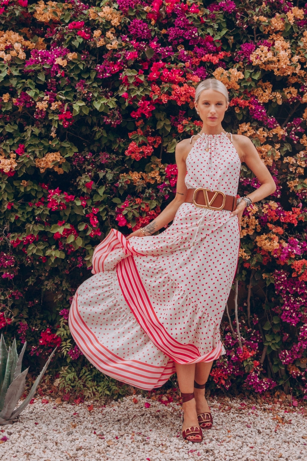 Maxi φόρεμα καλοκαιρινές τάσεις 2020 - Αυτά τα ρούχα είναι πλέον μοντέρνα ρετρό πουά με κόκκινες ρίγες