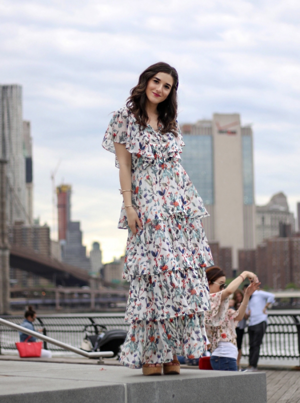 Maxi φόρεμα καλοκαιρινές τάσεις 2020 - Αυτά τα ρούχα είναι πλέον σε μόδα λουλουδάτο φόρεμα με βολάν