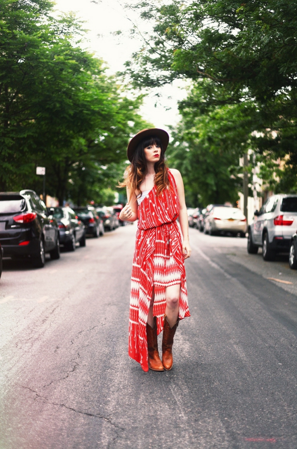 Maxi Dress Summer Trends 2020 - Αυτά τα ρούχα είναι μοντέρνα τώρα κόκκινο φόρεμα boho καπέλο bobow boots