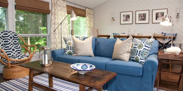 obývací pokoj dřevěný stůl modrý gauč nábytek v prázdninovém domě