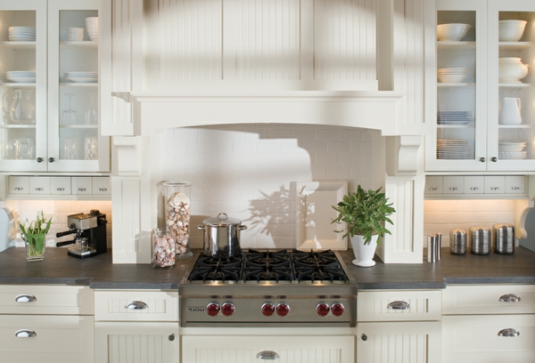 bílý kuchyňský sporák nádobí nábytek v prázdninovém domě