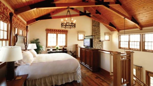 ložnice dřevěný strop postel nábytek v chatě