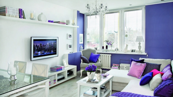 fialový bílý polštář gauč lustr nábytek v chatě