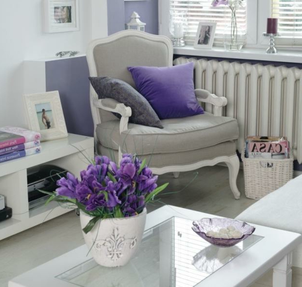 fialový polštář obývací pokoj bílý sedací nábytek v prázdninovém domě