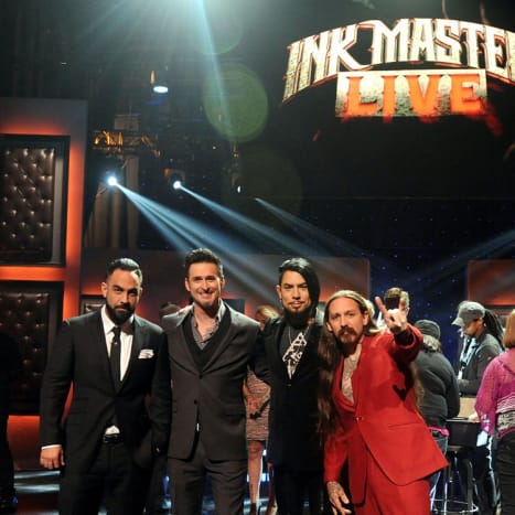 InkMaster（シーズン3）の優勝者、JoeHamiltonとシリーズホストのDaveNavarro（Jane's Addiction）、審査員、有名なタトゥーアーティストのChris Nunez（