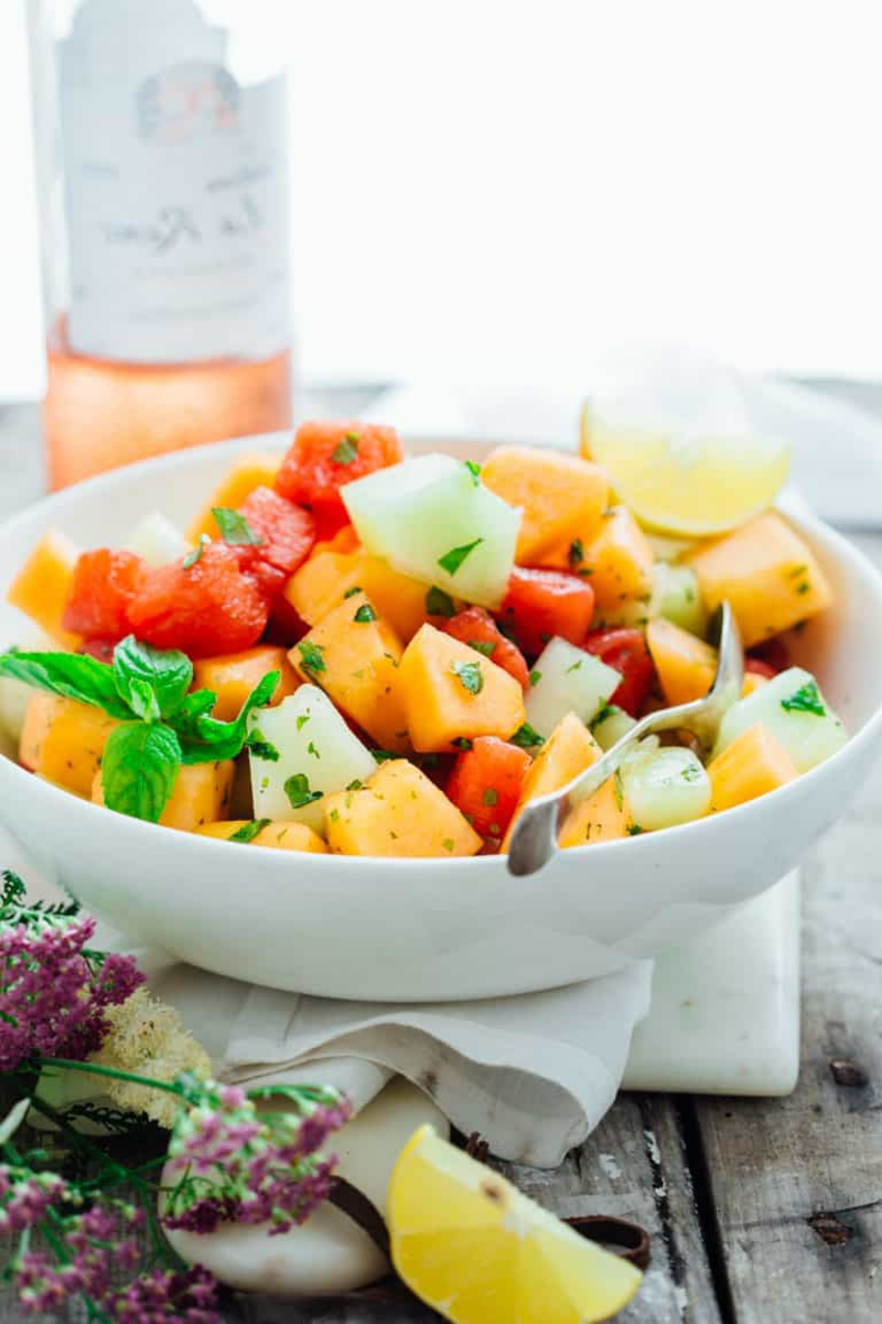 Salat med frukt og fersk mynte