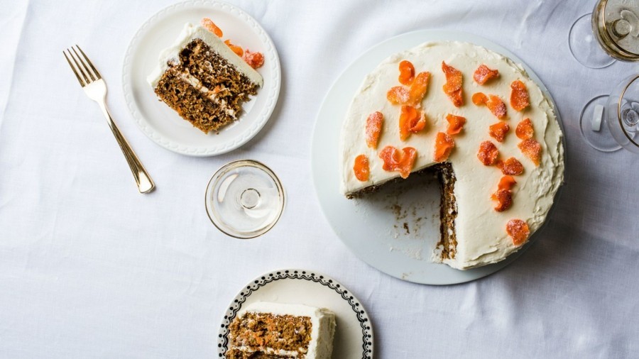 Å spise kake gulrotkake som forbereder julekake