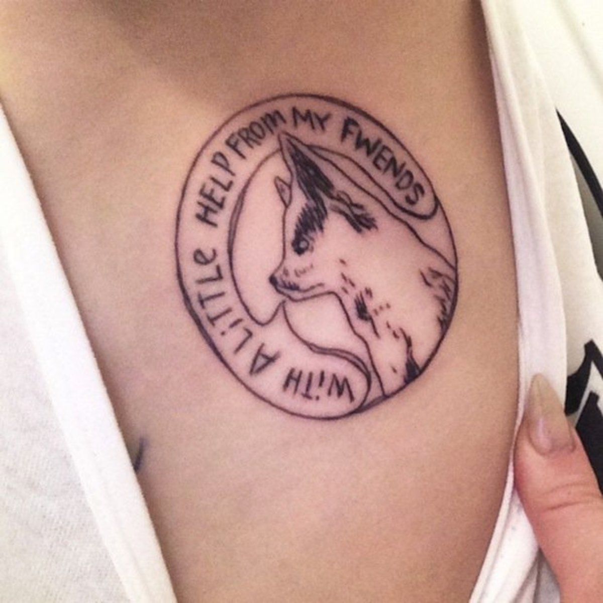 Iš arti Miley Cyrus & apos; Floydo tatuiruotė.