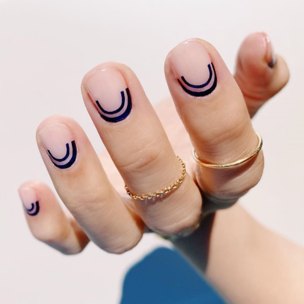30 minimalistických a jednoduchých nápadů na nehty pro každou příležitost, béžová růžová s tmavě modrými pruhy