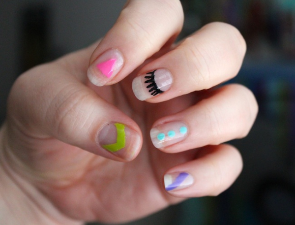 30 minimalistických a jednoduchých nápadů na nehty pro každou příležitost barevné mnoho barev negativní prostor