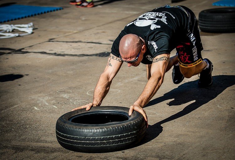 Crossfit cvičení tlačení pneumatik