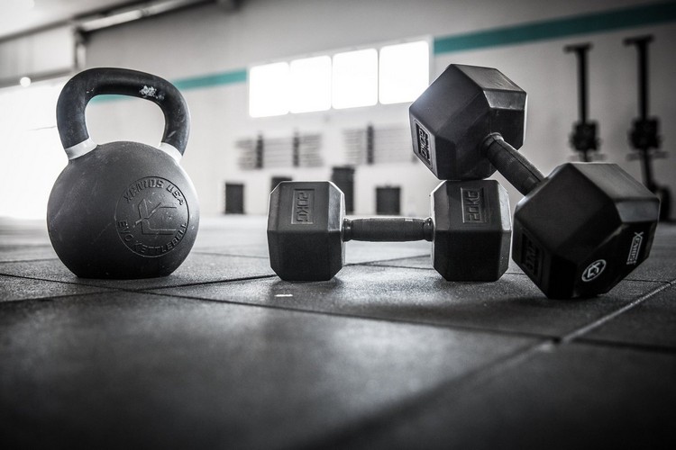 Crossfitová cvičení zvedání činek