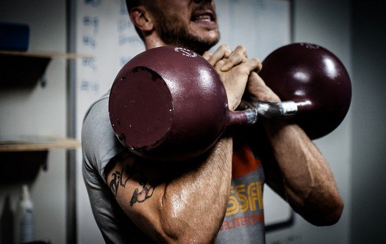 Crossfit cvičení kettlebells muži