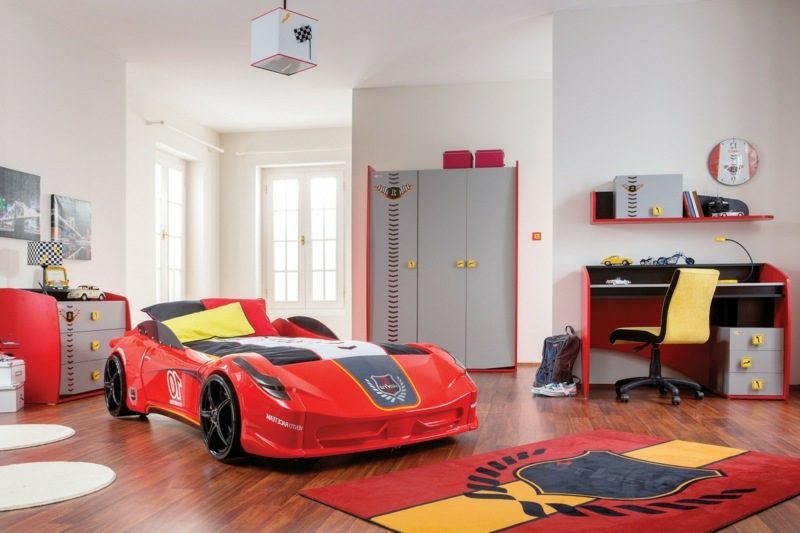 Dětská postýlka Ferrari, která roste s dítětem