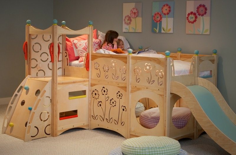 Hrací postel roste s dřevěným dětským pokojem šplhací stěnou