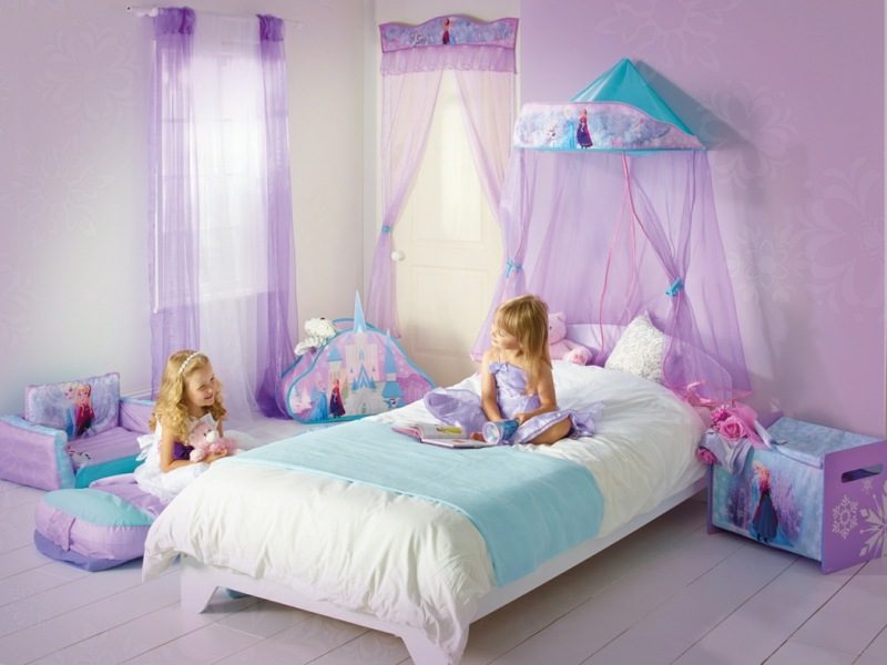 Dětská postel, která roste s dítětem s baldachýnem do dívčího pokoje