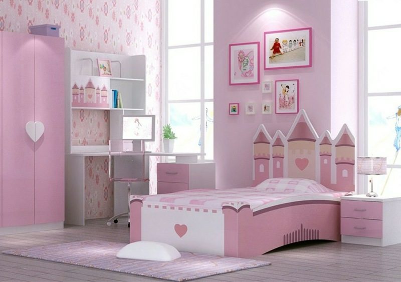 Dětská postýlka Pink Castle, která roste s dítětem