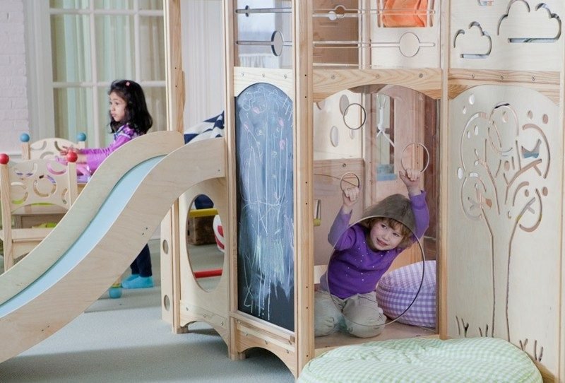 Dětská postel roste s dítětem, tabulová zeď a skluzavka