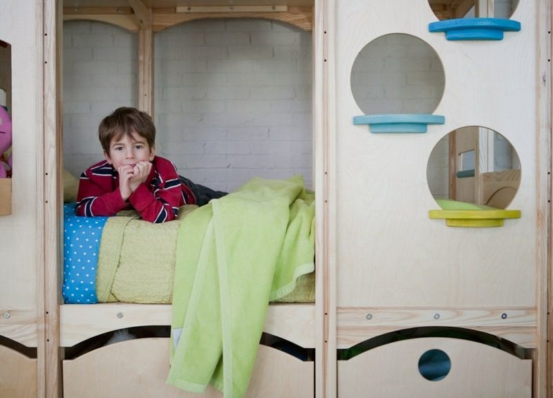 Hrací postel z masivu, která roste s dětským pokojem