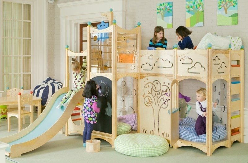 Dětská postel, která roste s dítětem, s originální designovou skluzavkou