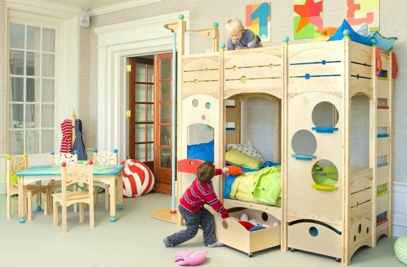 Dětská hrací postel, která roste s dítětem, vyrobená z masivního dřeva
