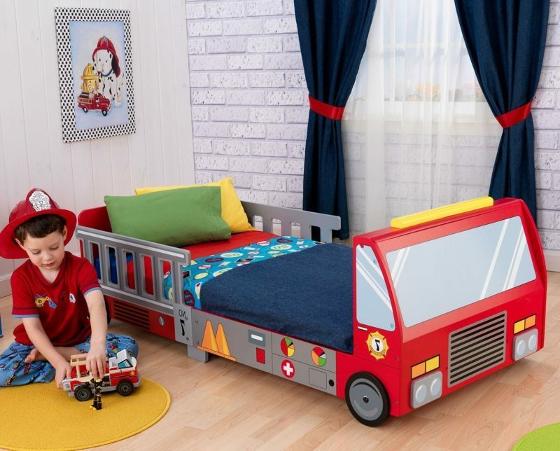 Dětská postel, která roste s dítětem, hasičská stříkačka, chlapecký pokoj