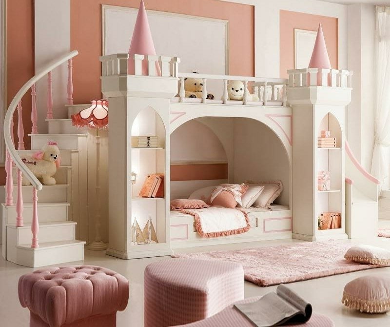 Dětská postel, která roste s dívčím hradem