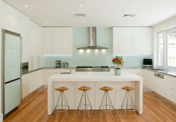 moderne kjøkken med øyhvite kjøkkenskap ledet belysning dekor ideer kjøkken