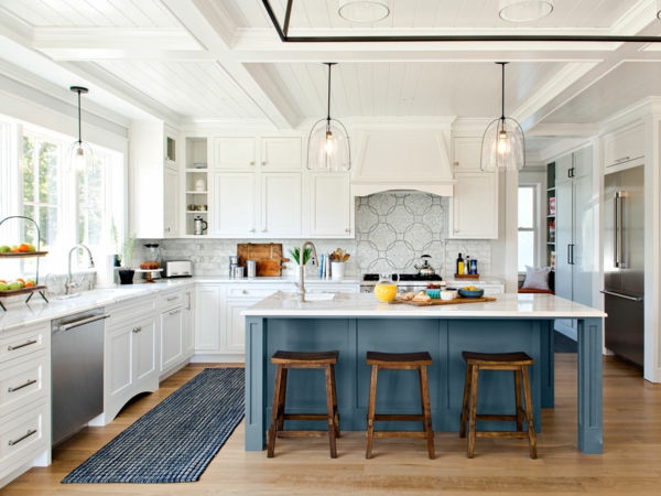 moderne kjøkken med øyhvite kjøkkenskap blå kjøkkenøytepper