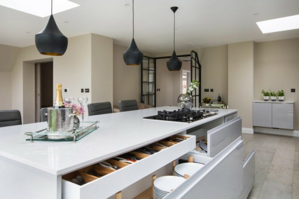 moderne kjøkken med øy luksuriøse kjøkkeninnredning elegante anhenglamper
