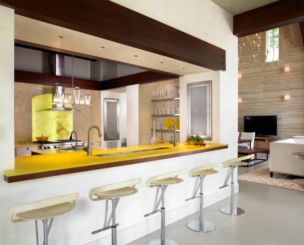 moderní kuchyňský bar v bílé a žluté barvě