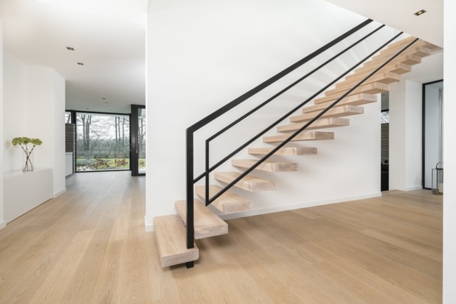 Minimalistický tvar vytváří rámování designu schodiště