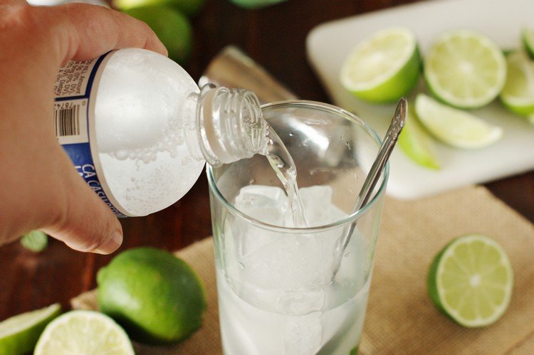 Příprava koktejlů voda z bílého rumu sody
