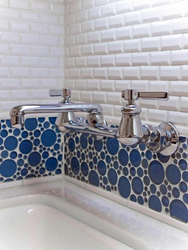 mozaikové dlaždice koupelna kulaté mozaikové dlaždice modré akcenty