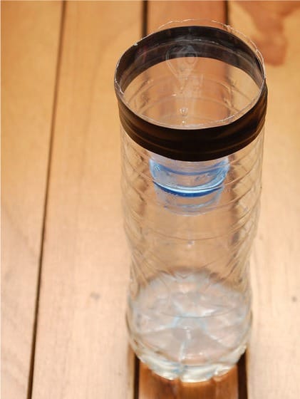 Plastik bir şişeden sivrisinekler için tuzak