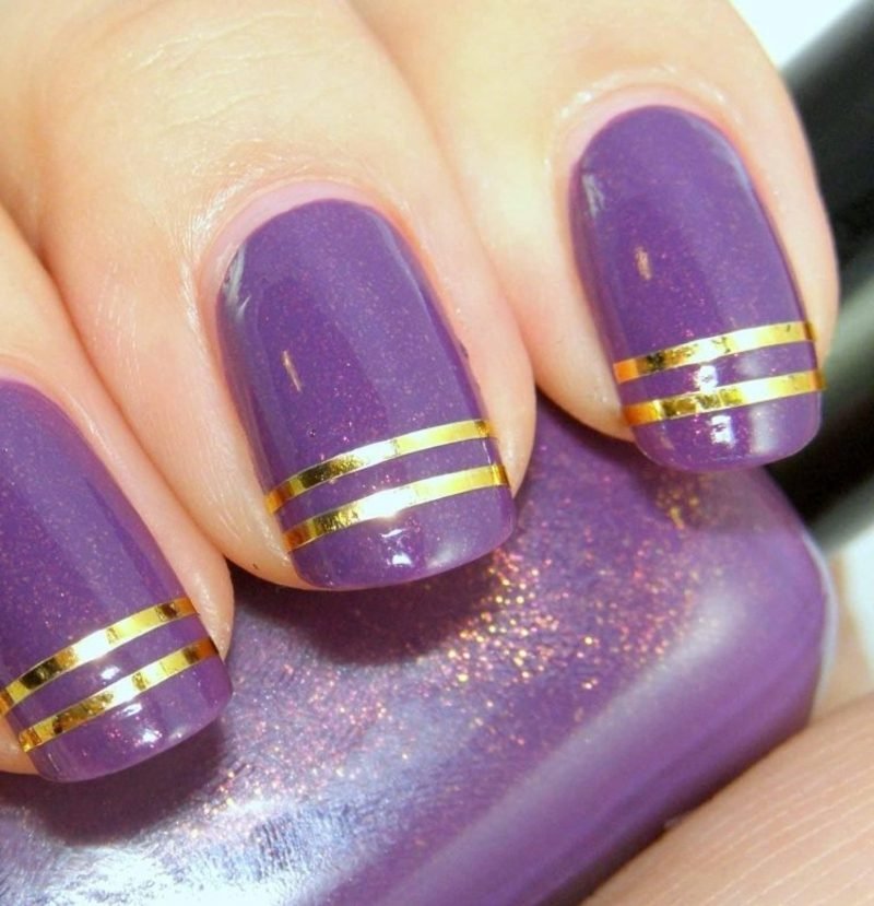 fialové nehty se zlatým lemováním