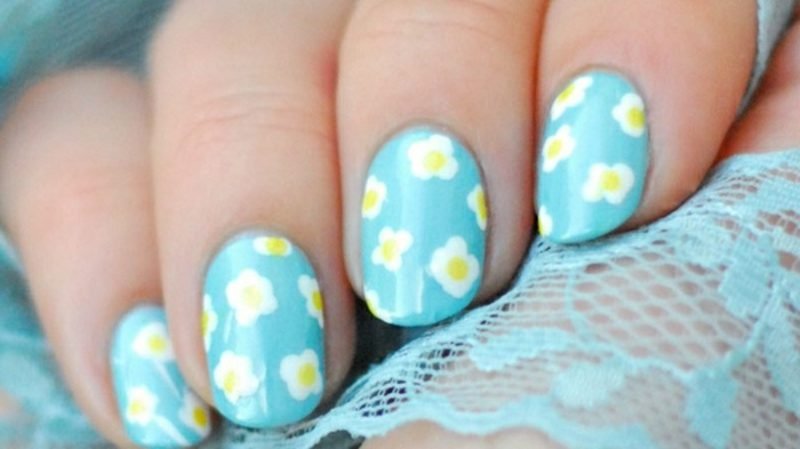 bílé květy lak na nehty světle modrý design nehtů jaro