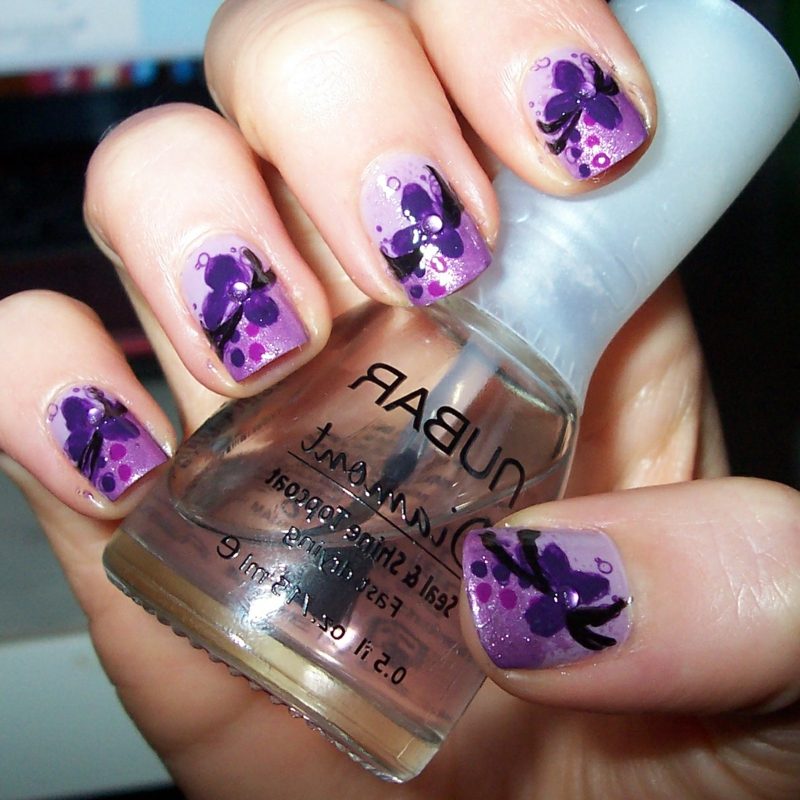 Fingernail blomster i lilla