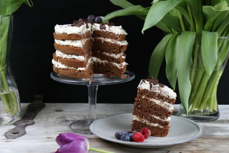 Sally's Recipes Naked Cake with Berries and Chocolate