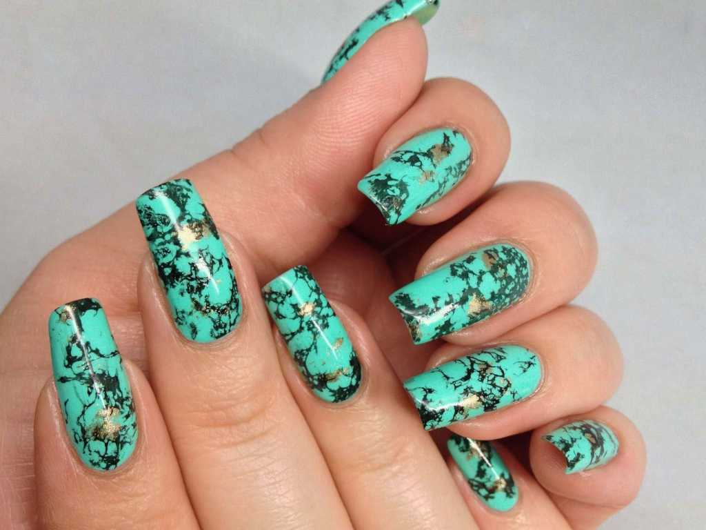 Zelené mramorované nehty - podívat se dvakrát