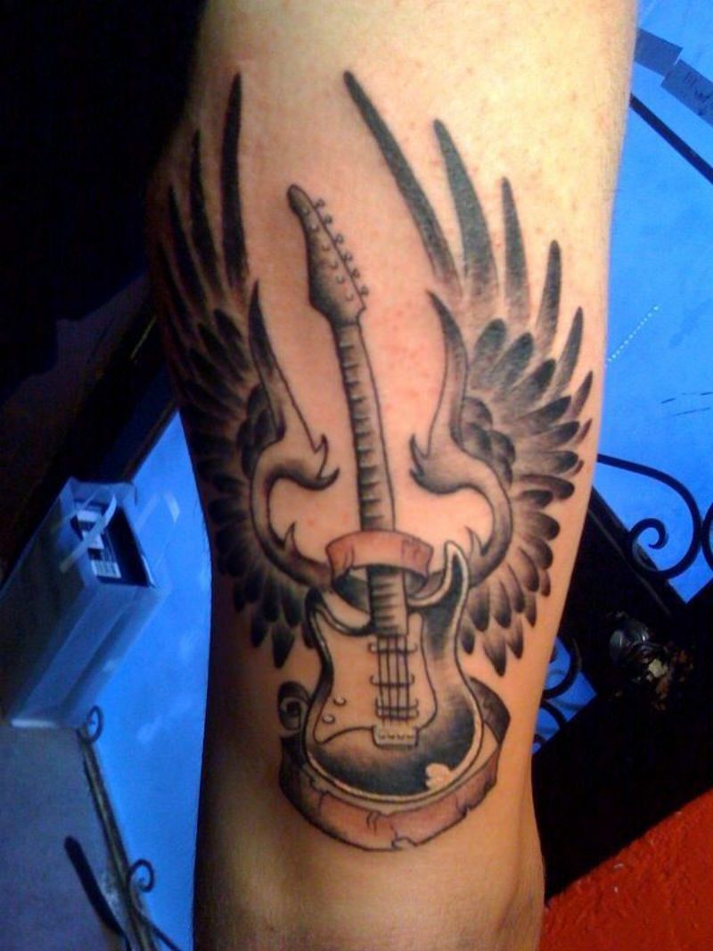 nøkkel tatoveringsgitar med vinger