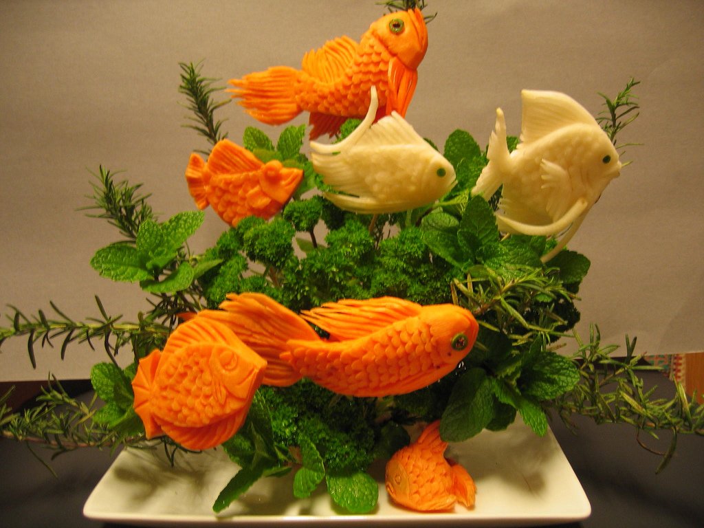 Et ekte akvarium laget av urter og utskåret fisk